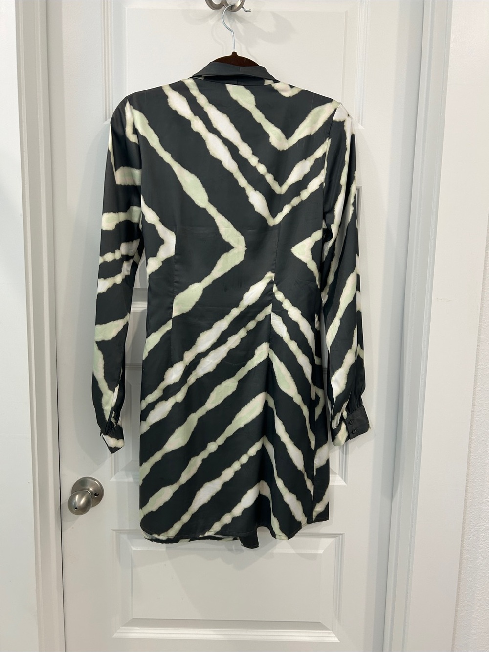 Green & Cream Wrap dress - Picture 3 of 6